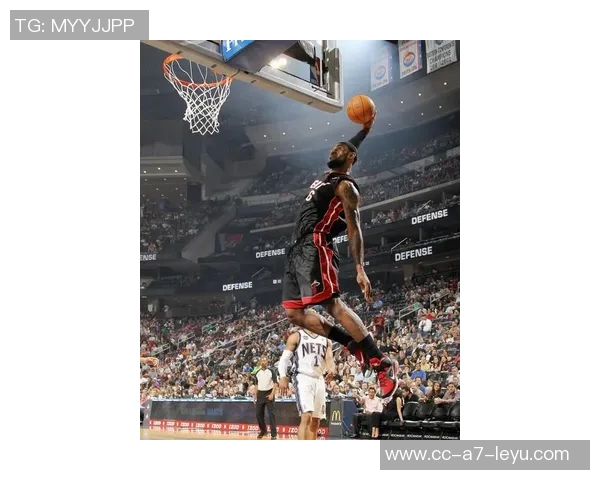 詹姆斯依然能完成左手换手拉杆上篮的精彩瞬间让我大吃一惊