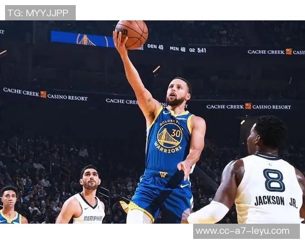 克莱三分火力全开轰23分助勇士续航展现强大实力 克莱三分火力全开轰23分助勇士续航展现强大实力